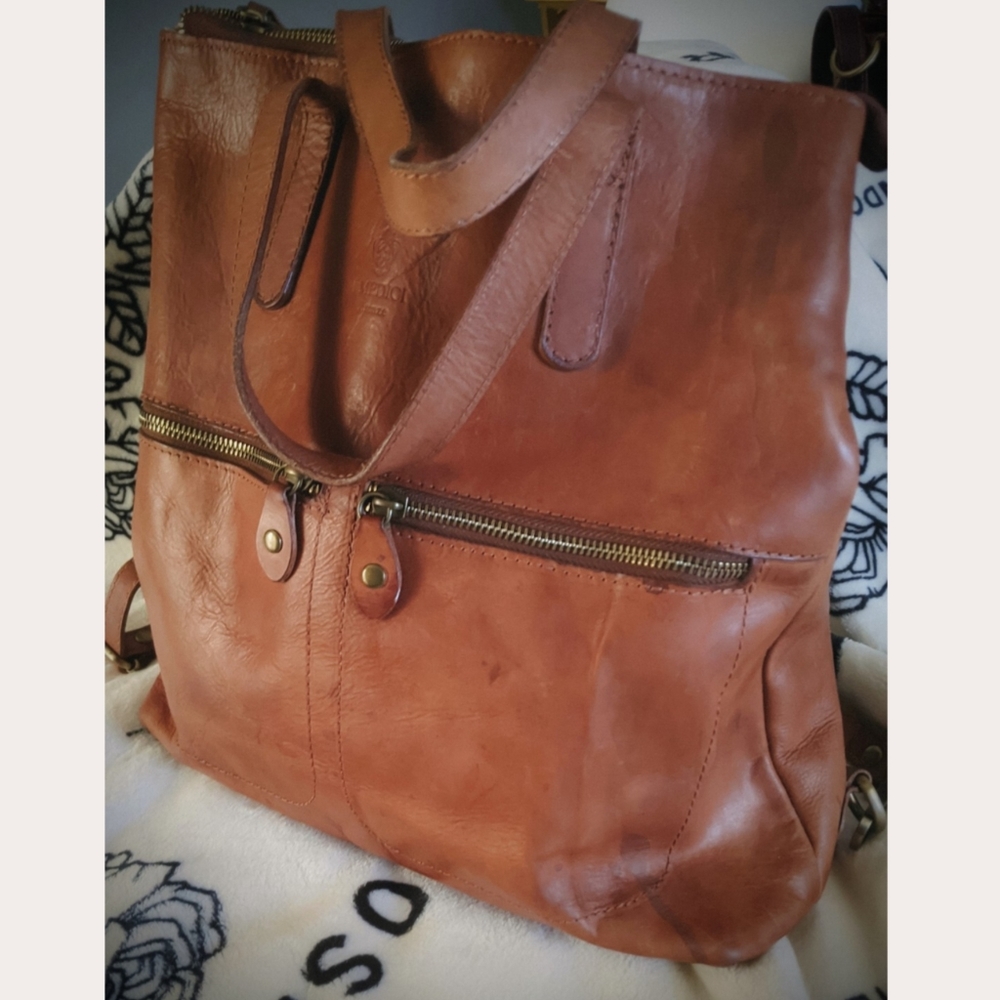 I Medici Firenze Convertible Hybrid Leather Backpack Tote Purse - Versatile! 📚